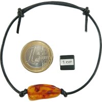 Armband, Bernstein auf Leder